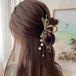 Green Tulip Hair Claw